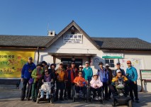 여행동아리 회원분들이 곡성역 앞에서 단체 사진을 찍는 모습