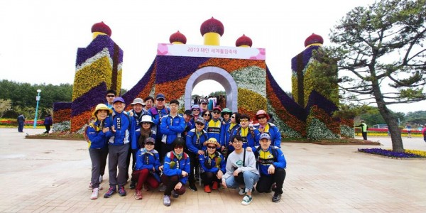 태안 코리아플라워파크에서 진행되는 세계 튤립축제 현장에서 동아리 회원분들의 단체사진 