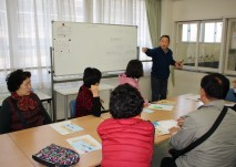 시설견학 중 일본 시설장의 기관소개 및 장애인복지관련내용을 설명하는 사진