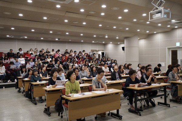 교육을 듣고 있는 활동지원사 선생님들의 모습