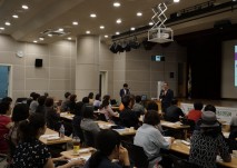 인사말씀을 전하시는 장순욱 관장님