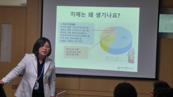 치매예방교육을 진행하고 있는 간호사선생님의 모습2