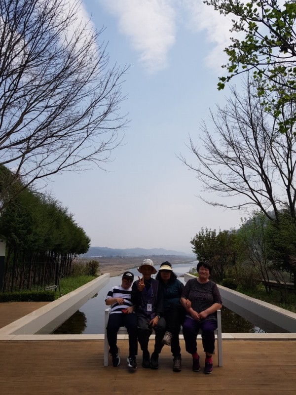 강을 배경으로 한컷