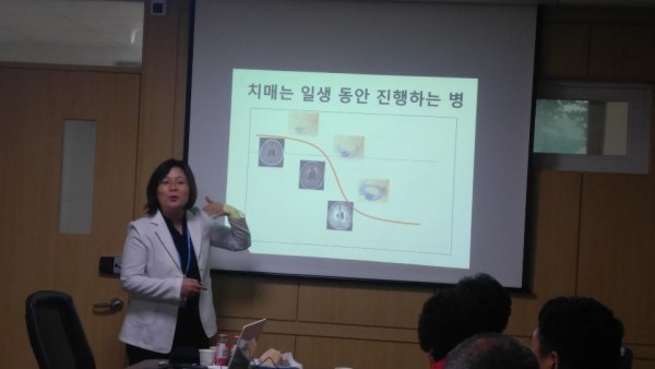 치매예방교육을 진행하고 있는 간호사선생님의 모습1
