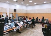 남부HAPPY바자회에서 여러 이용자분들이 물건을 고르고 있는 사진