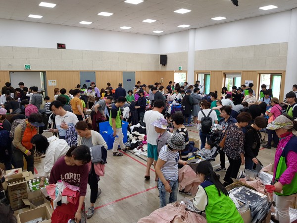 같이 삼, 바자회 사진