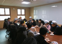 봉사활동 시작 전 사전 교육 중에 있는 MG손해보험