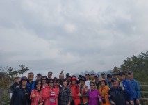 보라매회 회원들이 한계령 정상에서 단체 사진을 찍는 모습