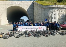 불새 동아리 회원들이 이화령고개 정상에서 단체 사진을 찍는 모습 