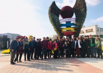충남 서산 시장앞 광장에서 사진을 촬영하는 모습 