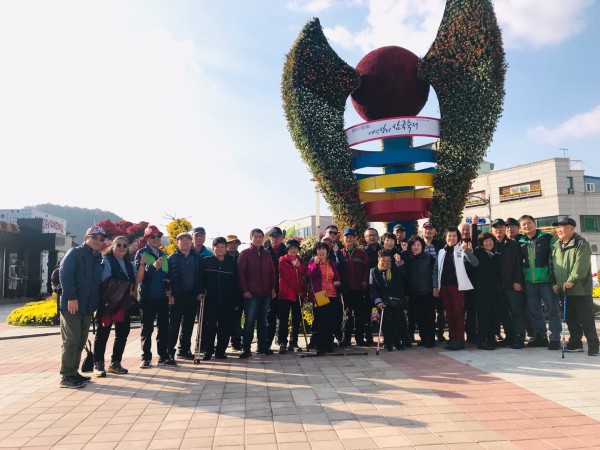 충남 서산 시장앞 광장에서 사진을 촬영하는 모습 