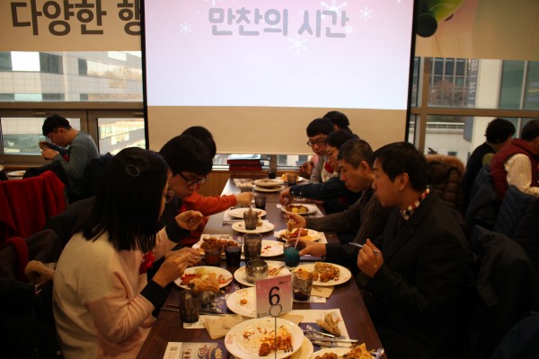 만찬을 즐기는 참여자들
