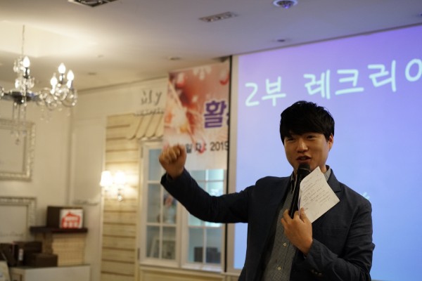 레크레이션을 진행하는 레크레이션 강사의 모습