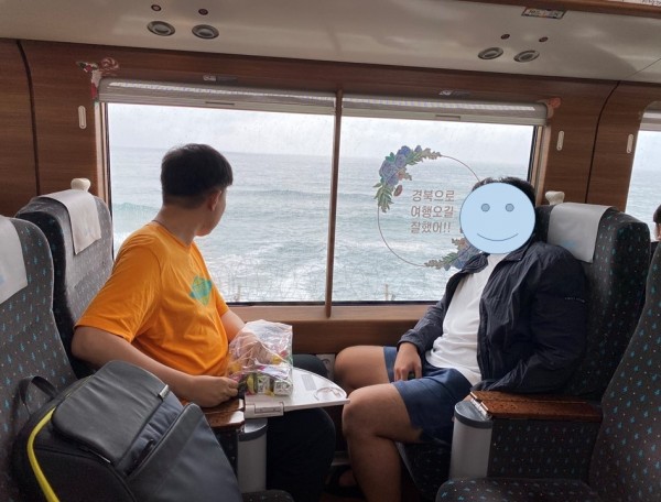 함께 강릉을 가다 산타열차(바다열차)에서 풍경을 구경하는 참여자