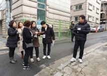   신대방2동 마을계획단 주민들과 신대방2동을 다니며 자원조사를 하는 모습