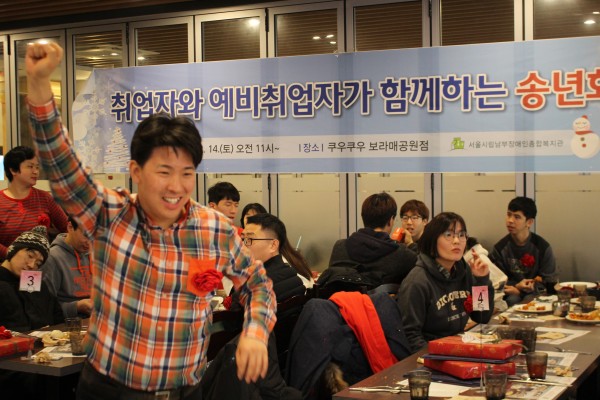 경품에 당첨되어 앞으로 나오고 있는 참여자의 모습