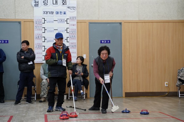 컬링경기를 진행중인 참여자들