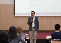 인사말씀을 전하시는 장순욱 관장님