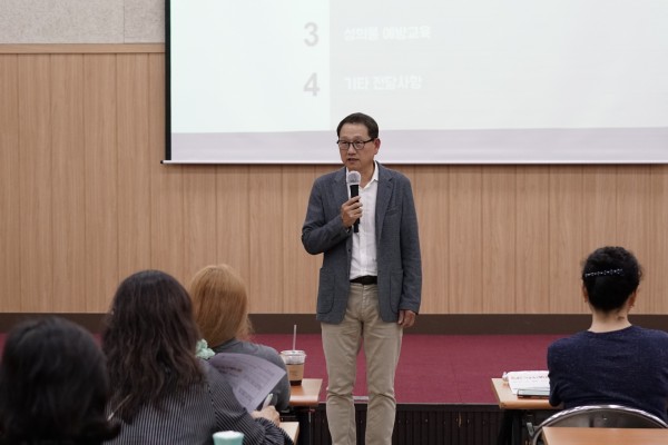 인사말씀을 전하시는 장순욱 관장님