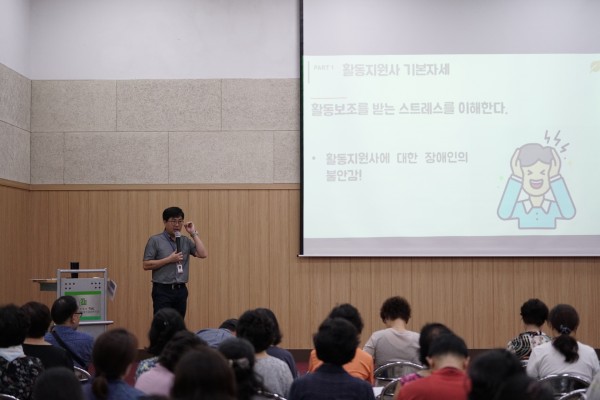교육을 진행하는 최승혁 센터장