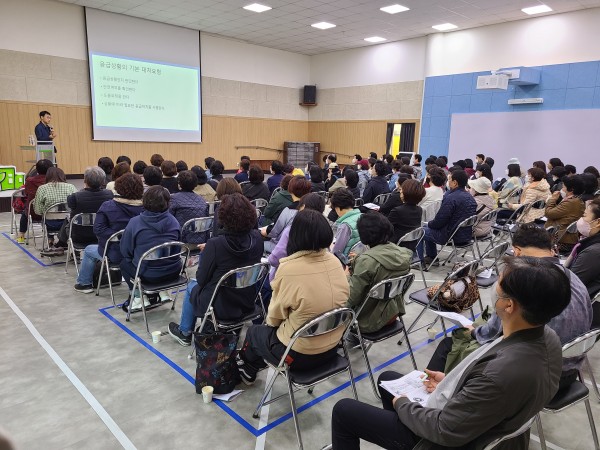 보라매병원 서울남부지역 장애인 보건의료센터의 협조를 받아 보라매병원 의사가 직접 방문하여 응급상황 대처교육을 강의하고있다.