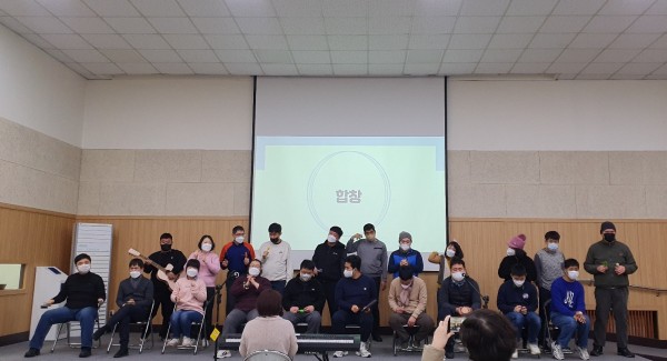 평생교육반 참여자들 합창 공연