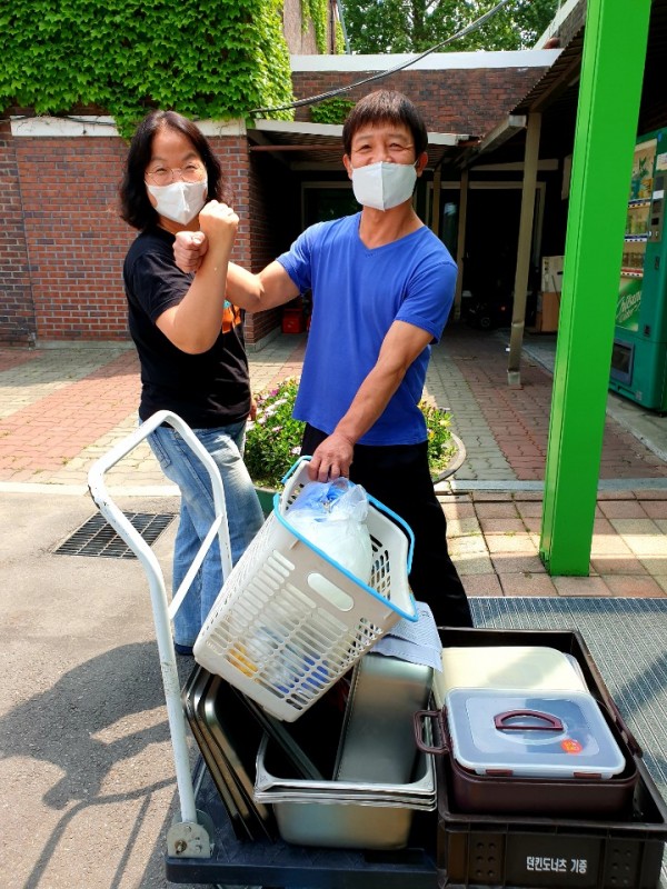 맛있는 반찬을 드리기 위해 충동하는 생님