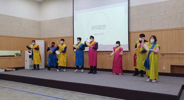 평생교육반 참여자들 국악 공연