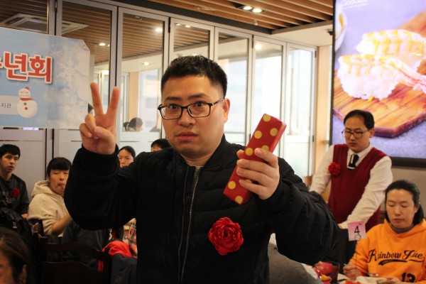 경품을 수령한 참여자의 사진