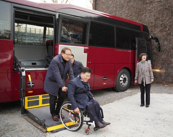 휠체어 리프트 시연 모습
