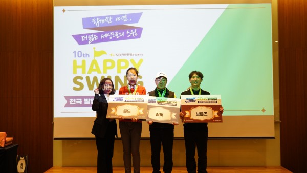 관장님과 1등, 2등, 3등 상을 탄 선수들이 메달을 메고 정면을 바라보고 있는 모습